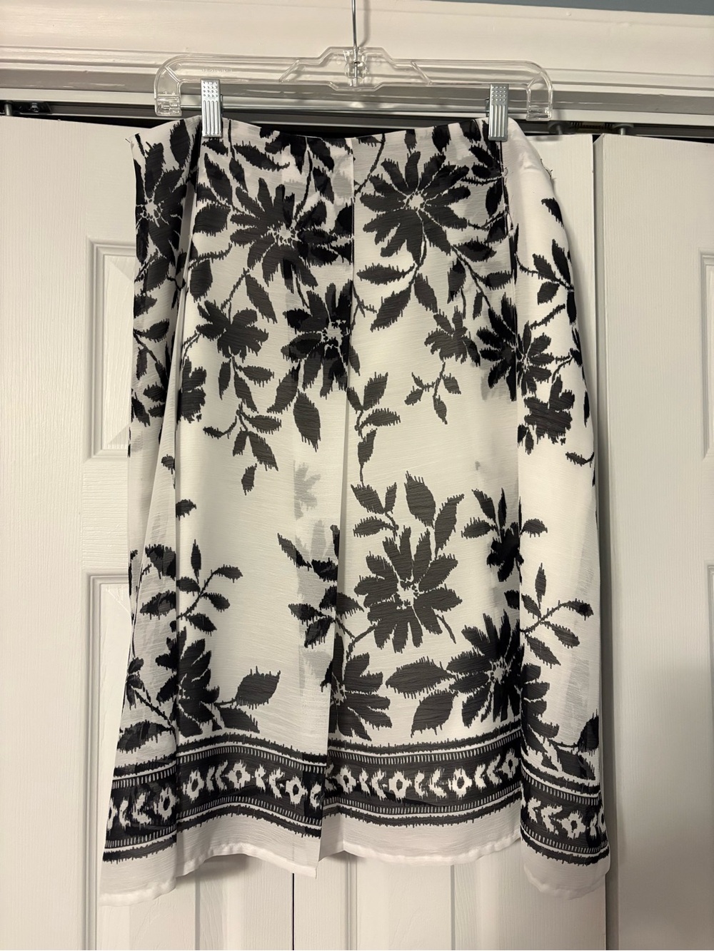 Harve Benard Black and White Floral Flowy Pleated Skirt